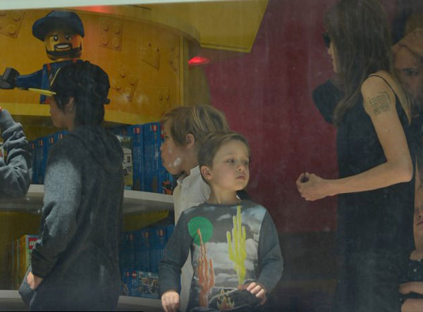 Angelina Jolie vất vả trông chừng các con - 8