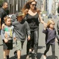 Làng sao - Angelina Jolie vất vả trông chừng các con