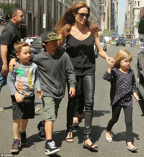 Bọn trẻ giúp Brangelina bàn bạc về đám cưới - 1