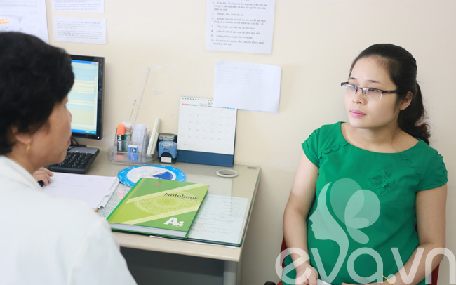 Kết thúc phần khám thai, chị Hạnh còn được bác sĩ chỉ định lấy mẫu nước tiểu để xét nghiệm. Đây là một trong những bước quan trọng trong quy trình khám thai chuẩn.
