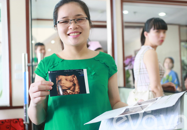 Chị Hạnh hạnh phúc khoe hình ảnh con 30 tuần tuổi sau khi siêu âm.
