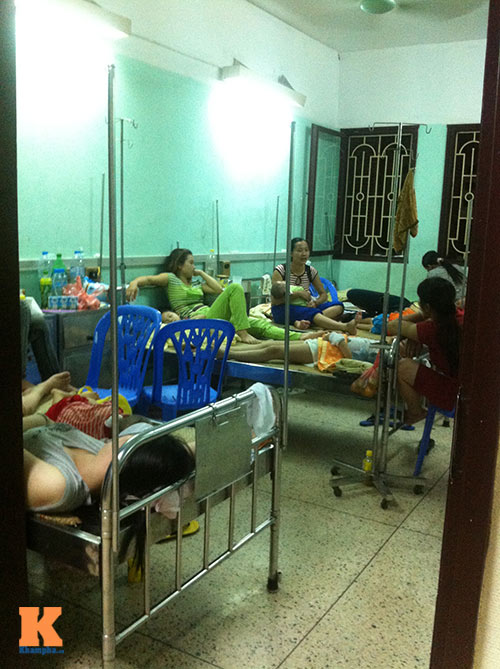 Vật vã chăm con ở viện Nhi vì nắng nóng kỷ lục - 1