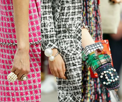 Huyền Trang đón đầu xu hướng vòng cổ ngọc trai Chanel - 4