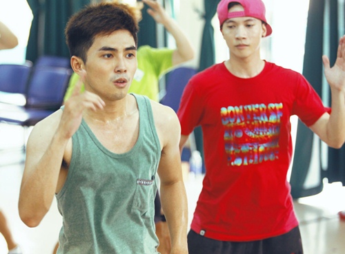 365 thích thú khi được bế Hoàng Thùy Linh - 12