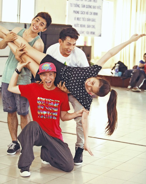 365 thích thú khi được bế Hoàng Thùy Linh - 3