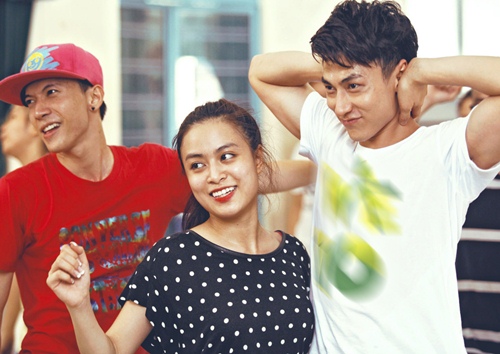 365 thích thú khi được bế Hoàng Thùy Linh - 5