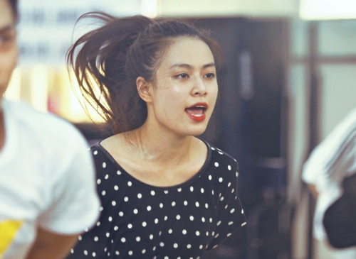 365 thích thú khi được bế Hoàng Thùy Linh - 6