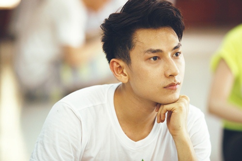 365 thích thú khi được bế Hoàng Thùy Linh - 7