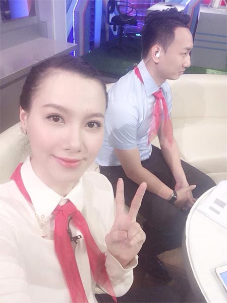 Quỳnh Nga âu yếm Doãn Tuấn trong bể bơi - 12