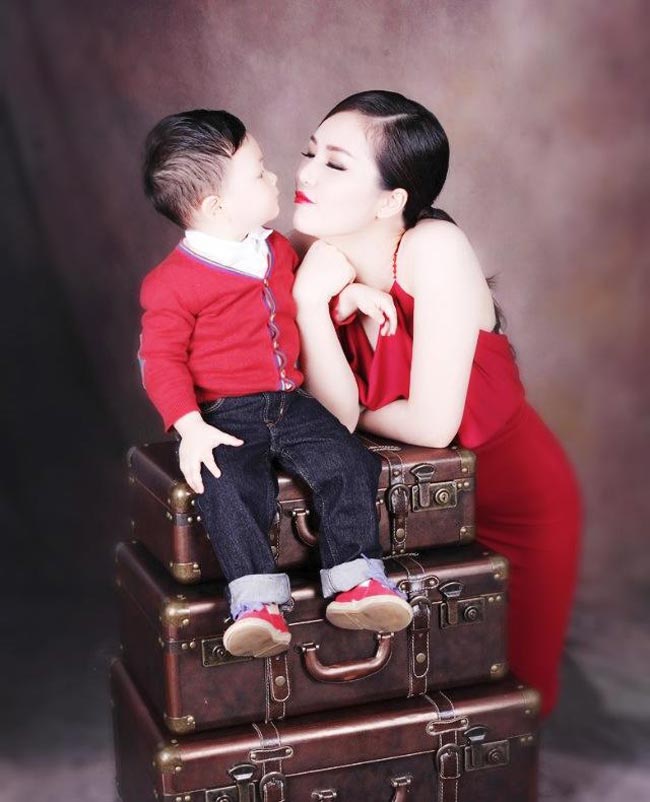 Một bộ ảnh studio của hai mẹ con. Trong trang phục váy đỏ, Thụy Vân khoe được làn da trắng ngần và nhất là khuôn mặt rạng ngời hạnh phúc khi được con trai thơm vào má.
