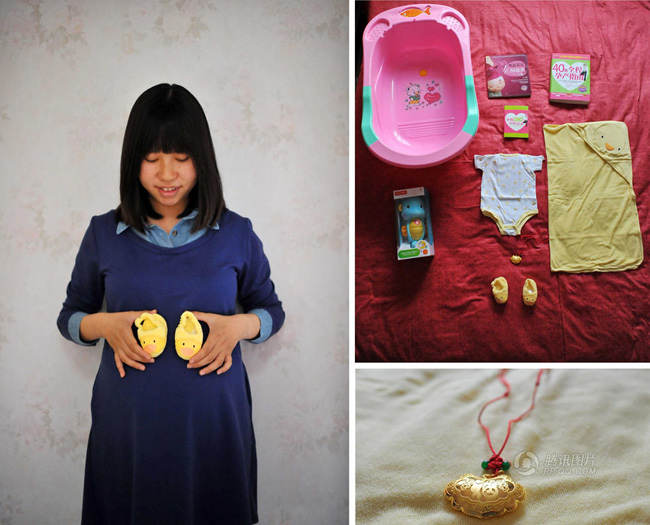 Bà mẹ Bắc Kinh này hạnh phúc khoe đôi giày nhỏ hình chú vịt, một bộ đồ sơ sinh và chiếc khăn quấn, tất cả đều màu vàng để chào đón con yêu.  Ngoài ra, chị còn được tặng một chiếc lục lạc vàng để đem lại may mắn cho em bé.
