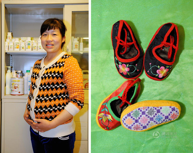 Ở Ngân Xuyên, mẹ bầu này đang làm việc trong một trung tâm bán hàng. Cô mới chuẩn bị được cho con 2 đôi giày vải thêu tay rất truyền thống. 
