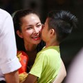 Làng sao - Kim Hiền bịn rịn chia tay chồng và con trai