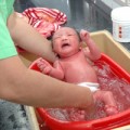 Làm mẹ - Tắm chanh cho con là sai lầm