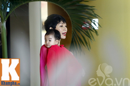 Mẹ con Xuân Lan tươi tắn dạo chơi ở TTTM - 5