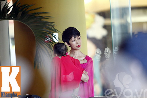 Mẹ con Xuân Lan tươi tắn dạo chơi ở TTTM - 6