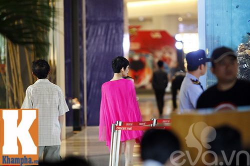 Mẹ con Xuân Lan tươi tắn dạo chơi ở TTTM - 8