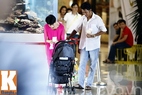 Mẹ con Xuân Lan tươi tắn dạo chơi ở TTTM - 10