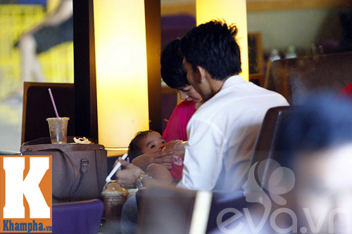 Mẹ con Xuân Lan tươi tắn dạo chơi ở TTTM - 2