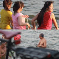 Người Hà Nội tắm sông, hồ giải nhiệt