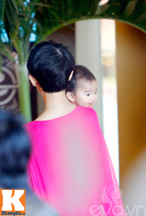 Mẹ con Xuân Lan tươi tắn dạo chơi ở TTTM - 4