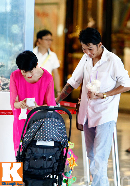 Mẹ con Xuân Lan tươi tắn dạo chơi ở TTTM - 9