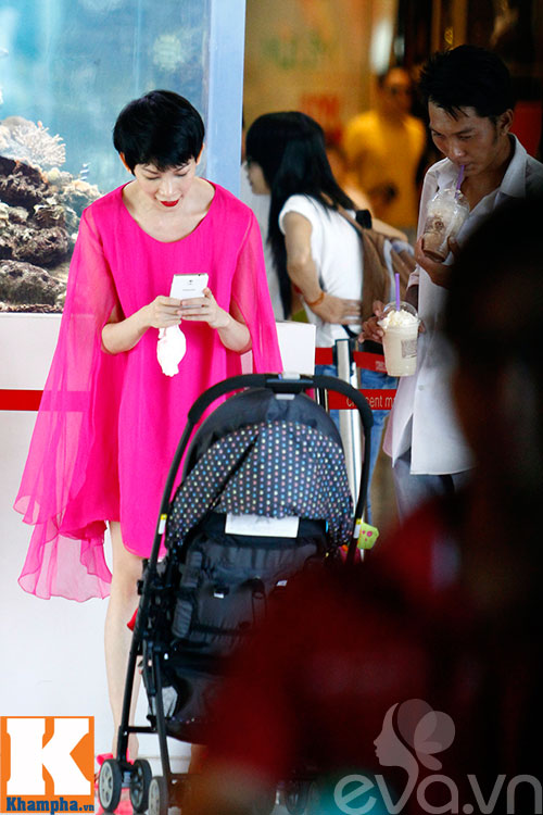 Mẹ con Xuân Lan tươi tắn dạo chơi ở TTTM - 11