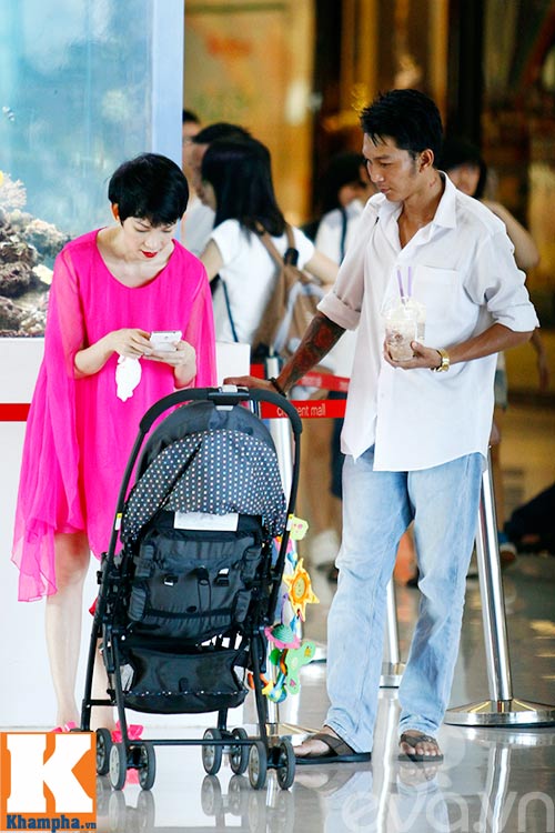 Mẹ con Xuân Lan tươi tắn dạo chơi ở TTTM - 12