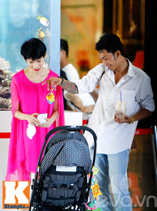 Mẹ con Xuân Lan tươi tắn dạo chơi ở TTTM - 13