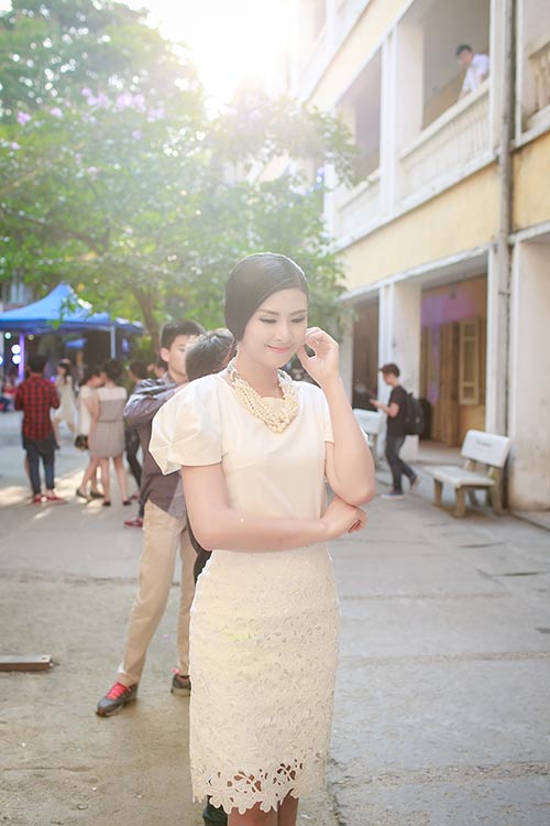 Ngọc Hân hạnh phúc về thăm trường cũ - 1