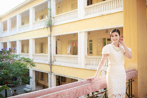 Ngọc Hân hạnh phúc về thăm trường cũ - 2