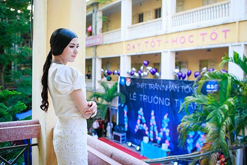 Ngọc Hân hạnh phúc về thăm trường cũ - 3