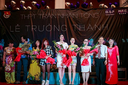 Ngọc Hân hạnh phúc về thăm trường cũ - 11