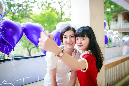Ngọc Hân hạnh phúc về thăm trường cũ - 8