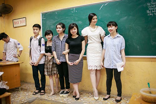 Ngọc Hân hạnh phúc về thăm trường cũ - 12