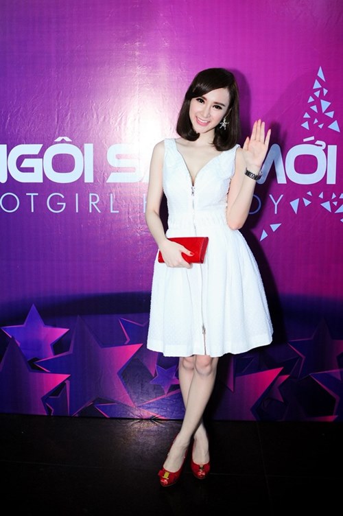 Angela Phương Trinh tươi tắn đi chấm thi - 1