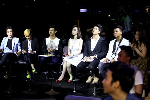 Angela Phương Trinh tươi tắn đi chấm thi - 10