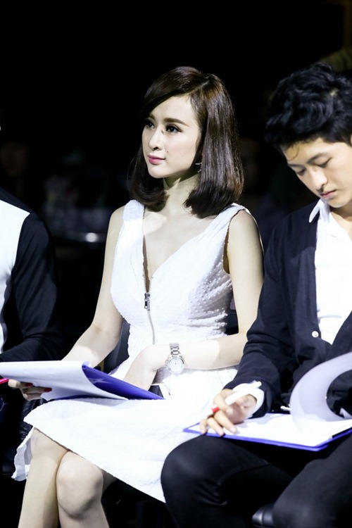 Angela Phương Trinh tươi tắn đi chấm thi - 7