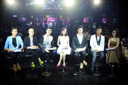 Angela Phương Trinh tươi tắn đi chấm thi - 9