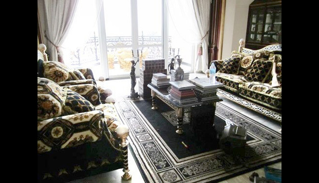 Phòng khách trong nhà làm người ta liên tưởng đến một cung điện nào đó ở châu Âu. Không gian vừa lịch lãm, vừa kiêu sa. Bộ ghế salon có mức giá không dưới 200 triệu.
