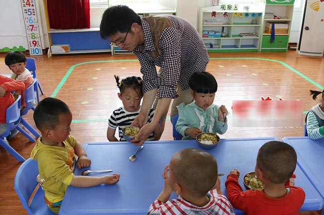 Hu Zhou sinh năm 1984, đã làm giáo viên mầm non được 2 tháng. Anh được các giáo viên nữ và các em học sinh vô cùng quý mến.
