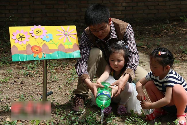 Mỗi lớp mẫu giáo sẽ có một vườn thực vật riêng. Các em bé sẽ duy trì vườn rau của mình dưới sự hướng dẫn của Hu Zhou.
