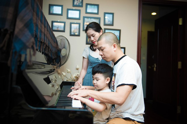 Ngoài những vật trang trí, Hải Anh cũng đặt một chiếc piano ở góc phòng khách. Không yêu cầu con đàn hay hát giỏi nhưng Hải Anh hy vọng cu Híp - cậu con trai hơn 3 tuổi của mình - có thể chơi những bản nhạc theo sở thích. 
