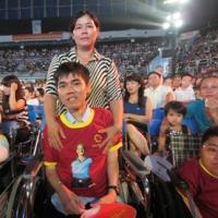 Mẹ cõng 2 con đến trường suốt 11 năm tìm Nick Vujicic