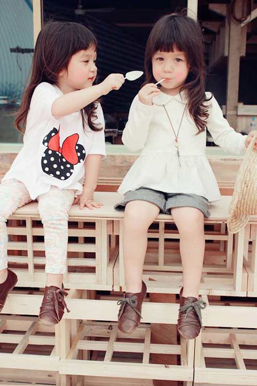Cặp song sinh 3 tuổi chân dài như mẫu - 4
