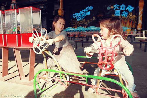Cặp song sinh 3 tuổi chân dài như mẫu - 6
