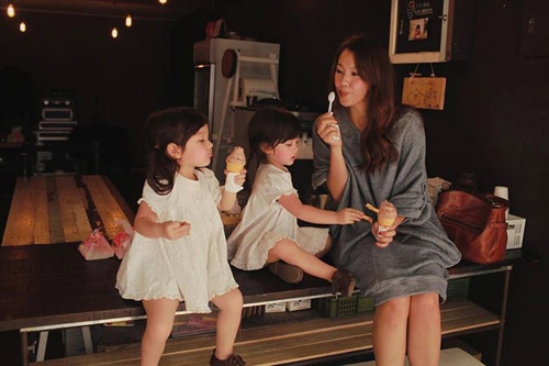 Cặp song sinh 3 tuổi chân dài như mẫu - 7