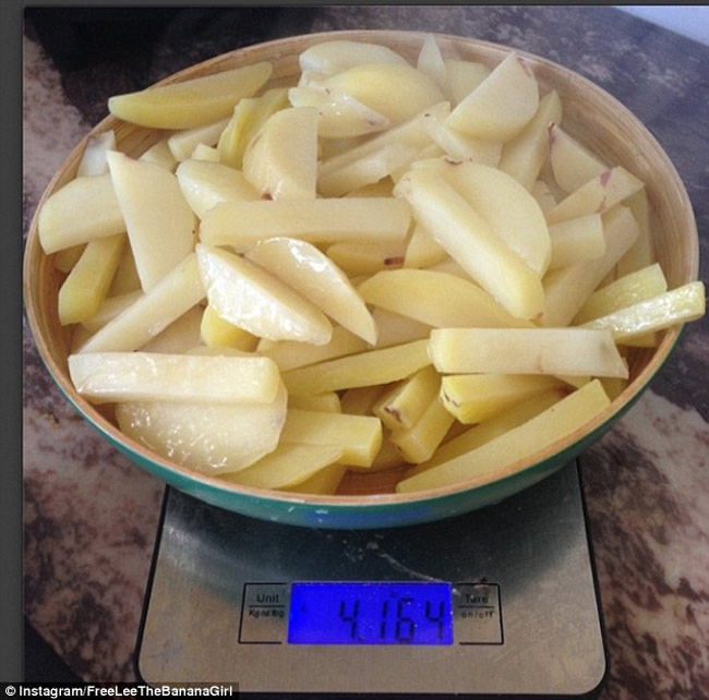 Theo chia sẻ, bà mẹ này có thể ăn tới 2,5kg khoai tây sau 16h mỗi ngày.
