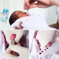 Làm mẹ - Cảnh lấy máu gót chân bé Việt 1,7 kg