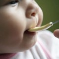 Làm mẹ - Tiết kiệm, mẹ cho con uống nước lọc thay sữa